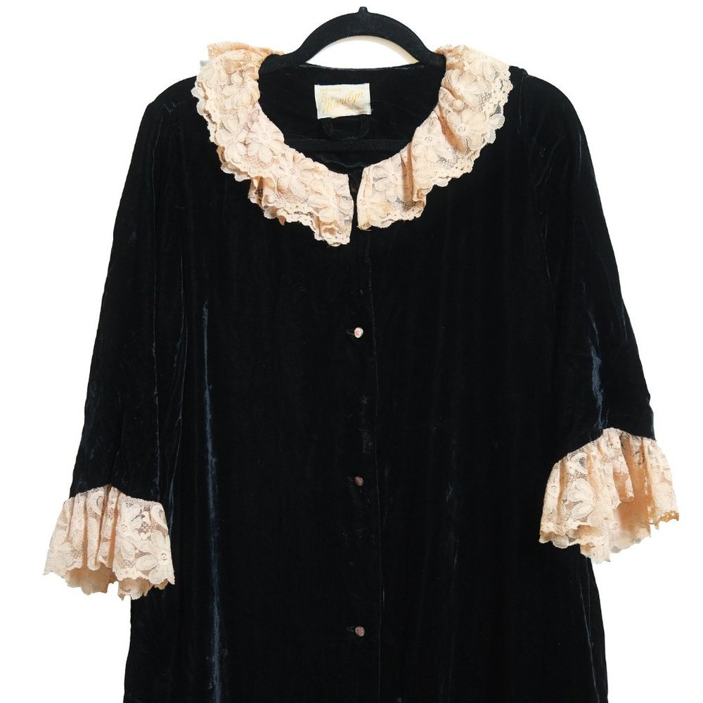 marilyn new york 1950s/60s black velvet robe w chantilly lace collar & cuffs - Picture 3 of 14